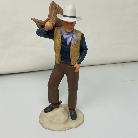 Avon Images of Hollywood John Wayne “Dark Command” Porcelain Figurine 1985 - Picture 2 of 4